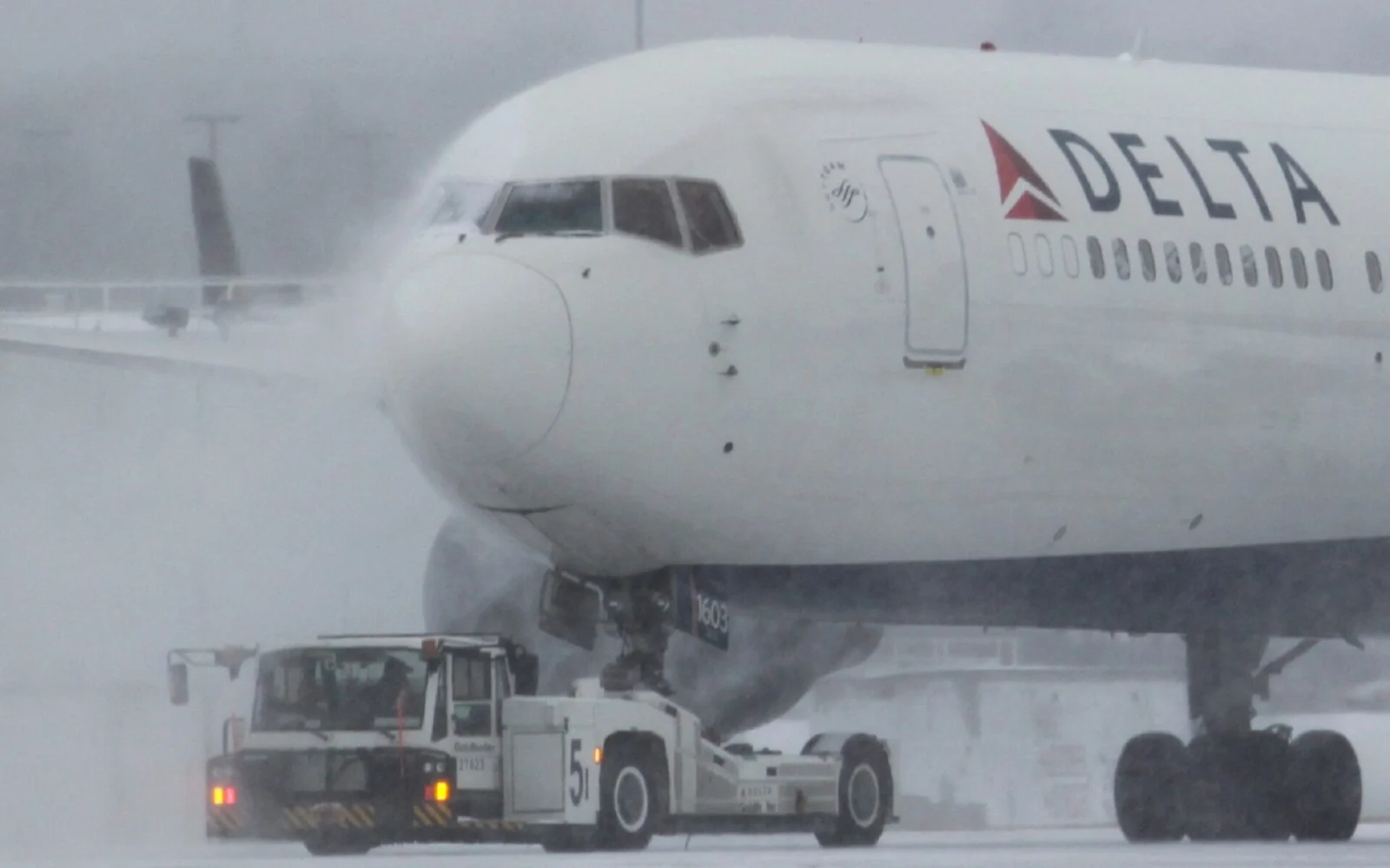 US airlines brace for storm